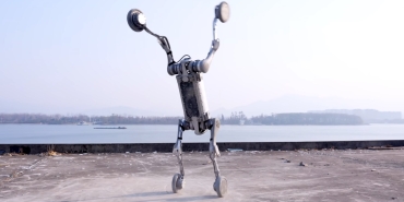 bu-robot-kopek-inanilmaz-akrobatik-hareketleriyle-buyuluyor-unitree-b2-w-FMjwvCP3.jpg