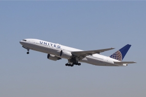 united-airlines-ucagina-uzaydan-gelen-bir-cisim-carpmis-olabilir-VywhcqqL.jpg