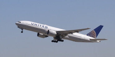 united-airlines-ucagina-uzaydan-gelen-bir-cisim-carpmis-olabilir-VywhcqqL.jpg