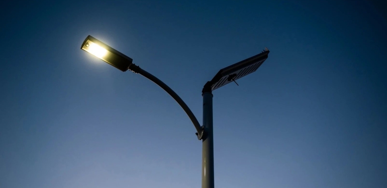 ABD’de güneş enerjili sokak lambaları yaygınlaşıyor; Şebekeden tamamen bağımsız çalışıyor