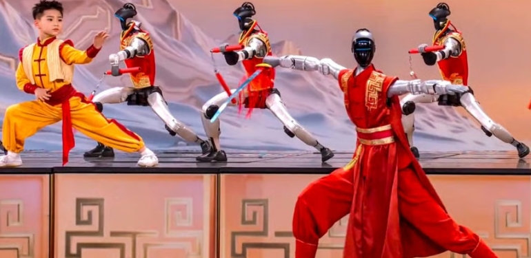 Çinli robotların büyüleyici kung-fu gösterisi