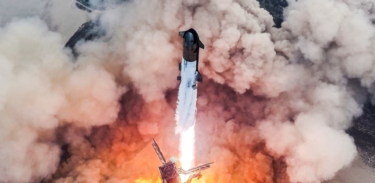 Elon Musk, Ay’a odaklanmak için Mars planlarını erteledi